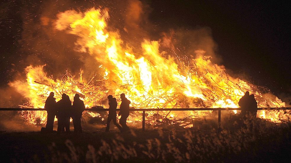 Es zieht viele Ostfriesinnen und Ostfriesen zu den Osterfeuern in der Region. Foto: Bodo Wolters/Archiv