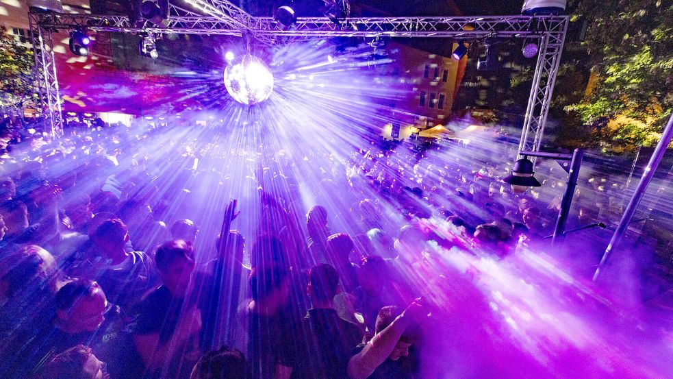 Die Tanzfläche muss an Karfreitag leer bleiben - an dem „stillen Feiertag“ gilt ein Tanzverbot. Foto: IMAGO/C3 Pictures