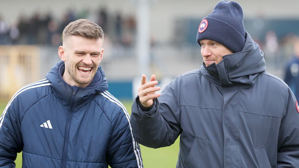 Kickers-Kapitän Dennis Engel (links) wird mit dem SV Wilhelmshaven in Verbindung gebracht. Henning Rießelmann wird in Kürze die Trainerentscheidung bekannt geben. Foto: Doden/Emden