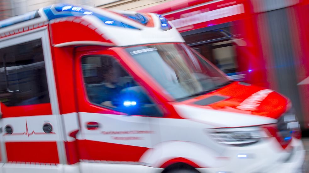 Ein Rettungsfahrzeug ist mit Blaulicht auf einer Straße in der Innenstadt unterwegs. Foto: Jens Büttner/dpa