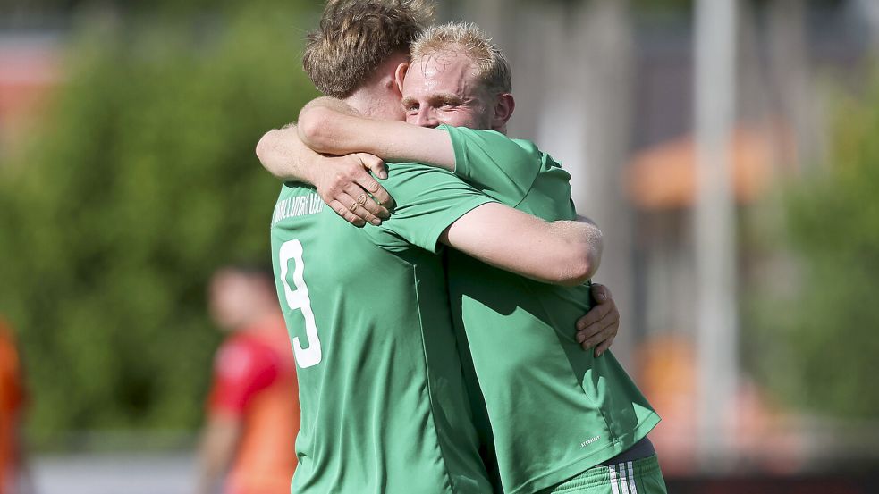 Der SV Wallinghausen um Kapitän Bent Bogena (rechts) punktet wie am Fließband. Foto: Jens Doden/ Emden