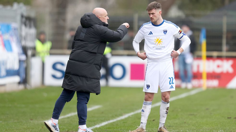 Trainer Stefan Emmerling und Verteidiger Dennis Engel werden künftig nicht mehr zusammenarbeiten. Fotos: Doden/Emden