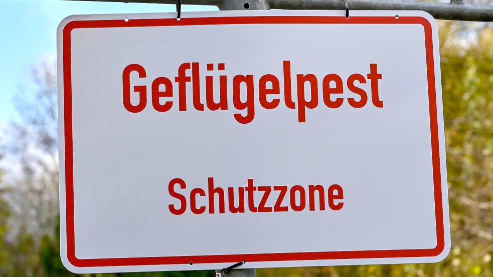 Ein Schild mit der Aufschrift „Geflügelpest Schutzzone“. Foto: Patrick Pleul/dpa