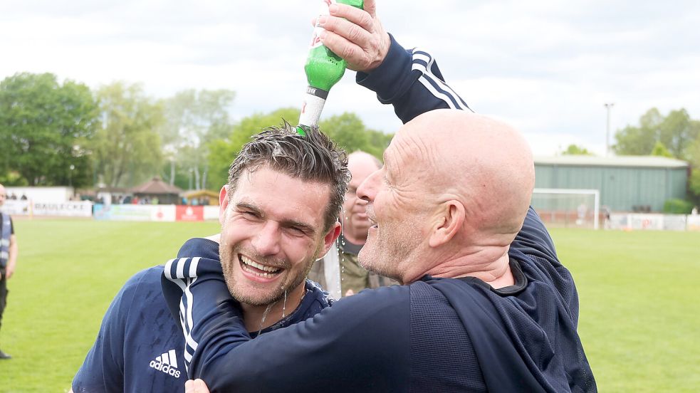 2024 feierten Kapitän Tido Steffens und Trainer Stefan Emmerling ausgelassen den Regionalliga-Aufstieg. Foto: Jens Doden