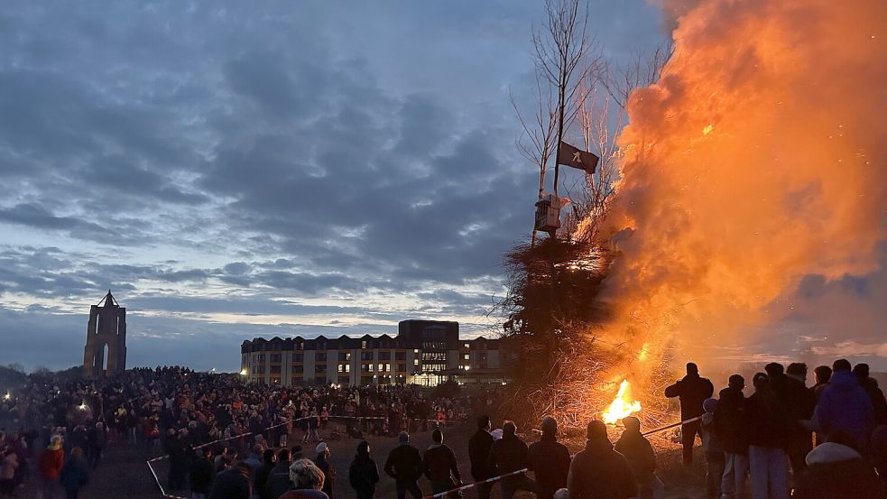Eines der Osterfeuer auf Borkum brannte am Kaap. Foto: Beve Loose