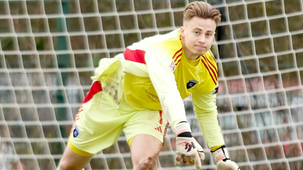 Eine Aktion von Torhüter Moritz Schulze führte zum Elfmeter für Phönix Lübeck. Archivfoto: Doden/Emden