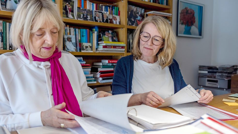 Ein Leben wird sortiert: Hedwig Eickner (links) und Bettina Tusk arbeiten sich durch ein Jahrzehnt an Unterlagen. Foto: Denise Matthey