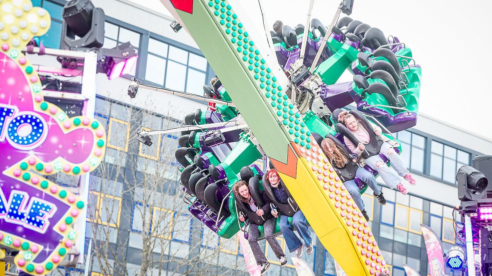 Das sieht man auch nicht jeden Tag: Die Gondel des Salto Mortale schwingt bei den Berufsbildenden Schulen in Emden beim Ostermarkt. Fotos: Jens Doden