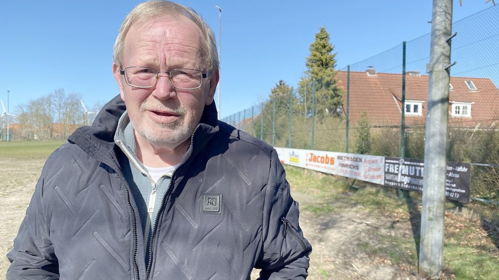 Gerhard Frerichs ist Bürgermeister der Gemeinde Holtgast, zu der auch die Ortschaft Fulkum gehört. Hier steht er vor dem Sportplatz in Fulkum. Foto: Imke Oltmanns