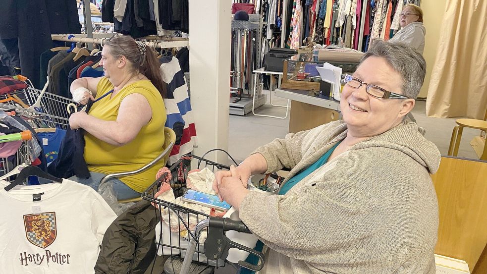 Roselinde Menßen (rechts) leitet die Wittmunder Flohmarktscheune. Foto: Imke Oltmanns