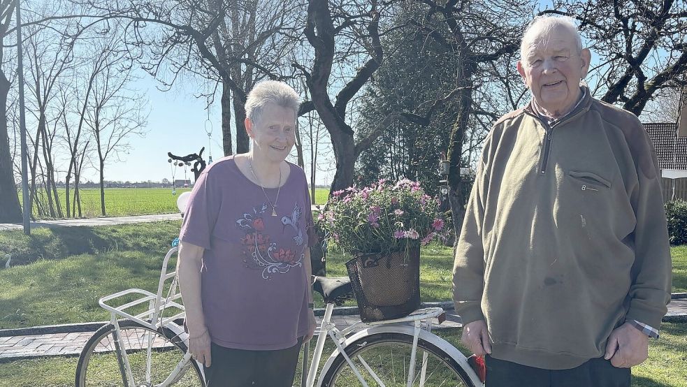 Theodore und Hero Bonn vor ihrem Haus in Sielmönken. Hero Bonn lebt schon seit 1954 in dem Haus am Feldrand. Foto: Lotta Groenendaal