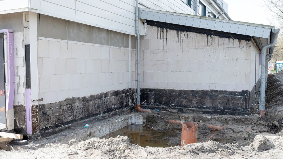 Vor der halbnackten Max-Sporthalle steht auch jetzt das Wasser. Fotos: Klaus Ortgies
