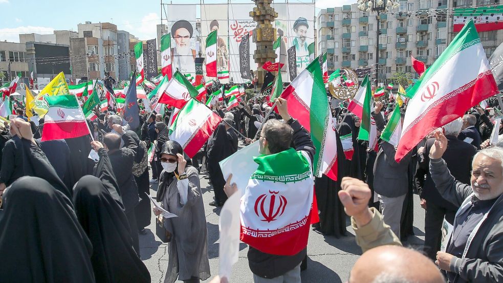 Menschen versammeln sich am Donnerstag, 9. April 2026, in Teheran anläßlich des 40. Tages seit dem Tod des iranischen Obersten Führers Ajatollah Ali Chamenei. Foto: Stringer/dpa