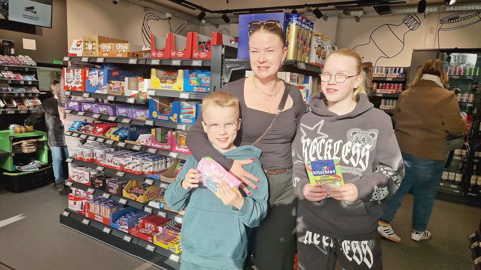 Laura de Jonge und ihre Kinder Niek (9) und Eline (12) sind bei ihrem ersten Sonntags-Einkauf in der C-Box fündig geworden. Foto: Tatjana Gettkowski