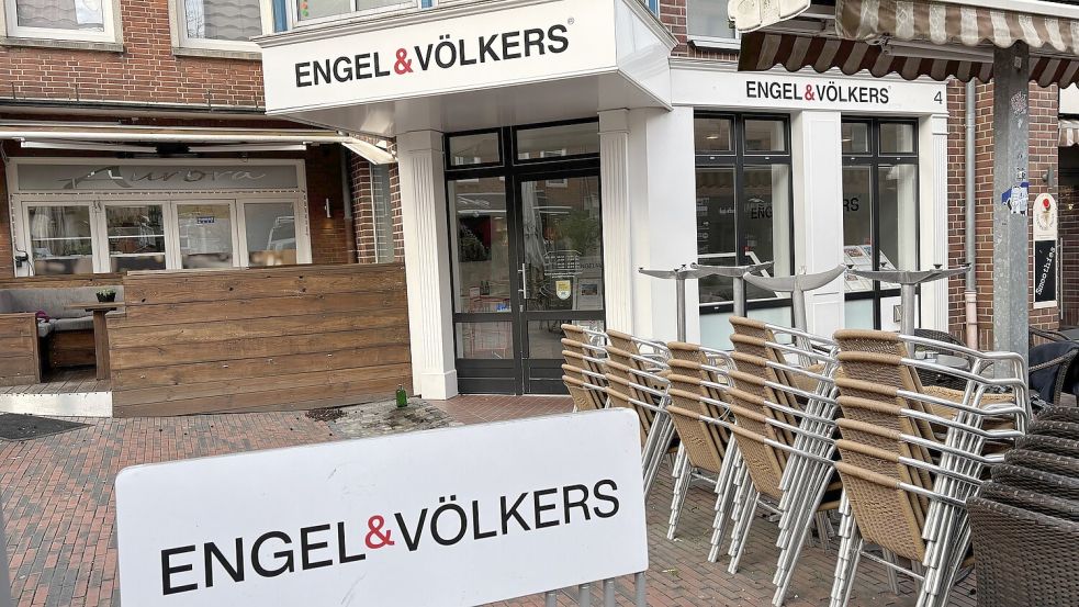 Das international aktive Immobilien-Unternehmen „Engel & Völkers“ hat ein Büro in bester Innenstadtlage. Insgesamt mehren sich die Makler-Büros im Emder Zentrum. Foto: Mona Hanssen