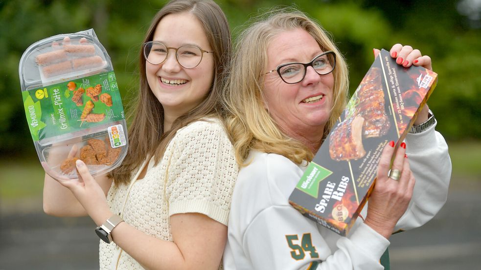 Denise Cordes (links) schwört auf die vegane Grillplatte, bei Tatjana Gettkowski kommt nur echtes Fleisch auf den Grill – idealerweise von glücklichen Tieren aus Freilandhaltung. Foto: KIaus Ortgies