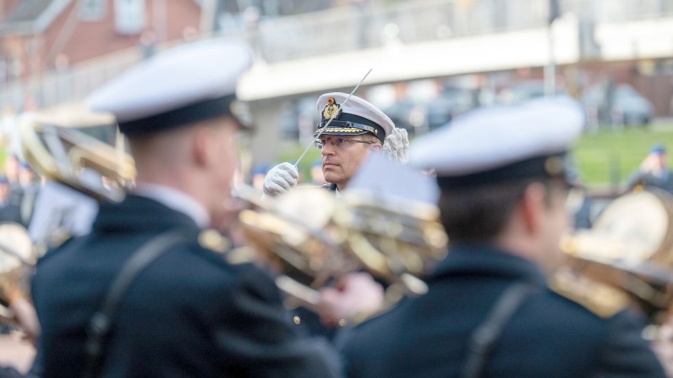 Das Marinemusikkorps aus Wilhelmshaven führt das Stück „Jederzeit – Weltweit“ beim öffentlichen Appell in Leer auf. Foto: Klaus Ortgies