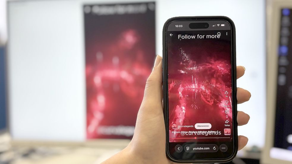 Fans des BSV Kickers hatten anlässlich des 80. Vereinsgeburtstags ein Feuerwerk am Delft veranstaltet. Das war nicht angemeldet oder offiziell, gefiel aber einigen Emdern. Könnte man zu Silvester nicht auch ein zentrales Feuerwerk planen? Foto: Mona Hanssen