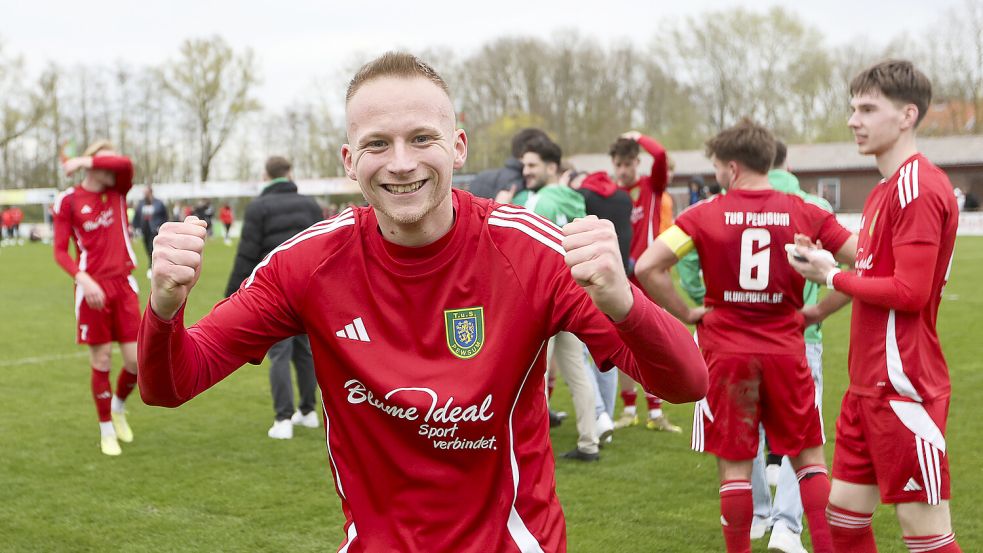 Der 4:0-Torschütze Jannik Stomberg posierte jubelnd vor dem Fotografen – wie viele seiner Mitspieler. Foto: Jens Doden, Emden