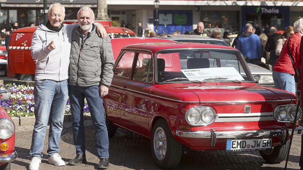 Bei dem Oldtimermarkt in Emden wurden viele alte Autos präsentiert. Hans Georg Tennhoff (links) und Jakob Weets waren auch dabei. Foto: Jens Doden/Emden