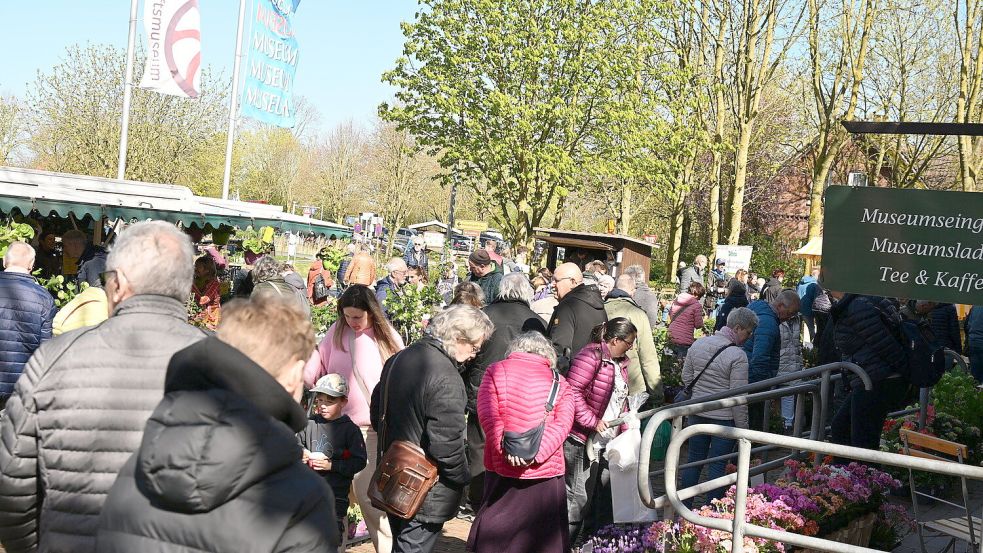 Der Gartentag lockte viele Besucherinnen und Besucher zum Landwirtschaftsmuseum nach Campen in die Krummhörn. Foto: Heinz Wagenaar
