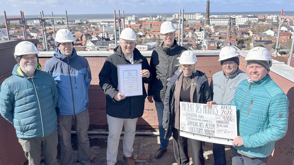 Urkunde und Scheck gab es hoch über Borkum auf dem Alten Leuchtturm. Dabei waren (von links): Klaas Bakker, Georg Steemann, Markus Stanggassinger, Karsten Behr, Melanie Helms, Jürgen Müller und Peter Scheidig. Foto: Florian Ferber