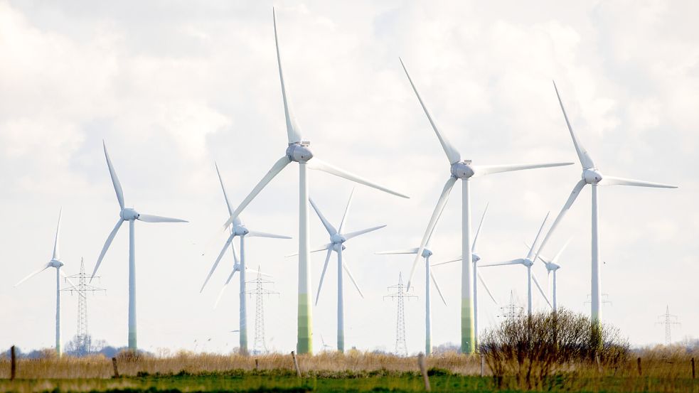Windkraftanlagen prägen im Landkreis Aurich das Landschaftsbild. Foto: Hauke-Christian Dittrich/dpa