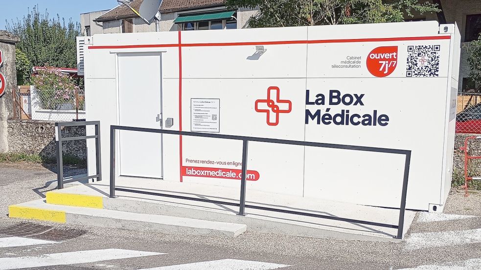 In Frankreich sind solche personallosen Arztpraxen auf dem Vormarsch. Diese hier steht in der französischen Stadt La Tour-du-Pin. Foto: Sébastien Touchais/La box médicale/dpa
