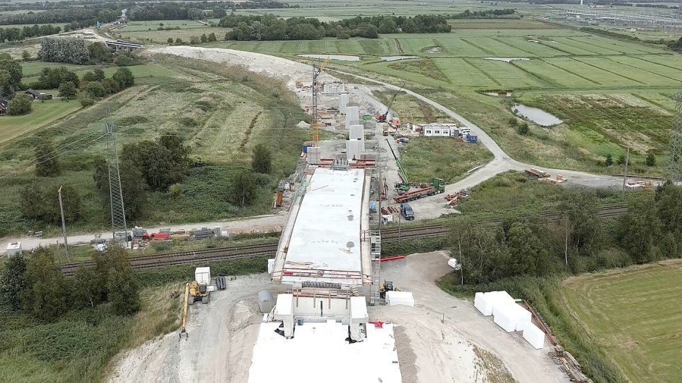Blick auf die Baustelle der Friesland-Umgehung (B210), die die Autobahn-Anschlussstelle Emden-Ost mit der Landesstraße 2 in Borssum verbinden soll. Dafür musste unter anderem eine Brücke über die Bahngleise gebaut werden. Foto: NLStBV/Archiv