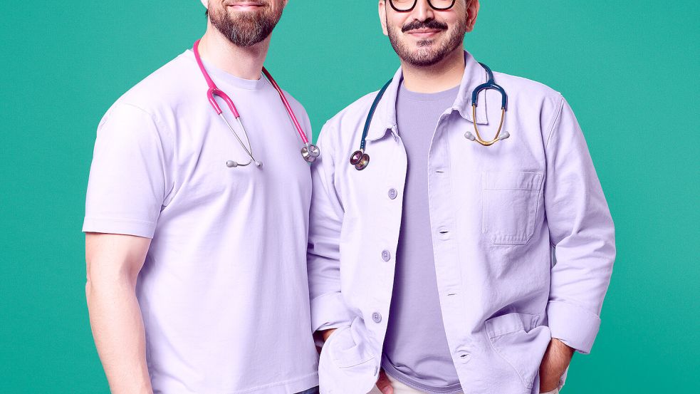 Am 17. April bringen die Kinderärzte Florian Babor (links) und Nibras Naami vom Instagram-Account „handfussmund“ ihr Aufklärungs-Format live auf die Bühne im Osnabrücker noz-Medienzentrum. Foto: Hand, Fuß, Mund