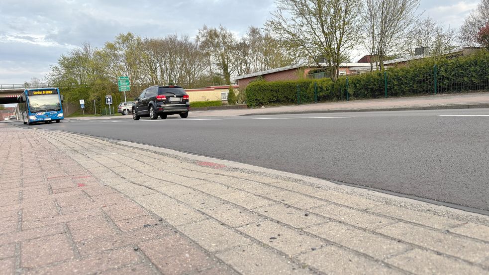 Die Deichstraße ist eine vielbefahrene Straße in Leer – vor allem im Berufsverkehr. Foto: Jonas Bothe
