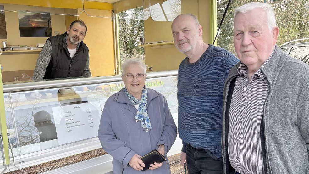 Der Markt in Bunde ist für Ilse Bültena auch ein Stück Lebensqualität. Foto: Oliver Bär