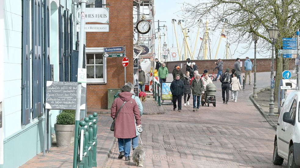 Zum Saisonstart war in Greetsiel schon einiges los. Trotz Verbot hatten viele Geschäfte geöffnet. Foto: Heinz Wagenaar