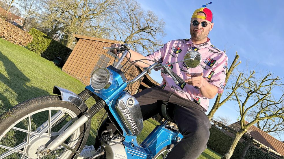 Im heimischen Garten vor dem Aufbruch: Mit seiner Zündapp ZD 10 startete Frank Weber alias Dr. Charly am 27. März 2026 von Strackholt aus Richtung Mallorca. Foto: Nicole Böning