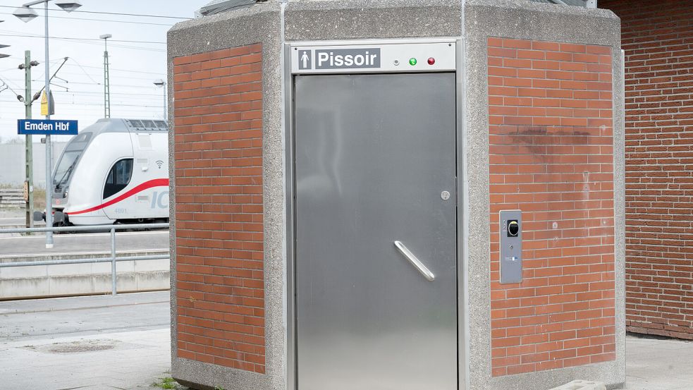 Seit Mitte Januar 2026 wieder in Betrieb: das WC-Rondell am Bahnhof in Emden. Fotos: Klaus Ortgies