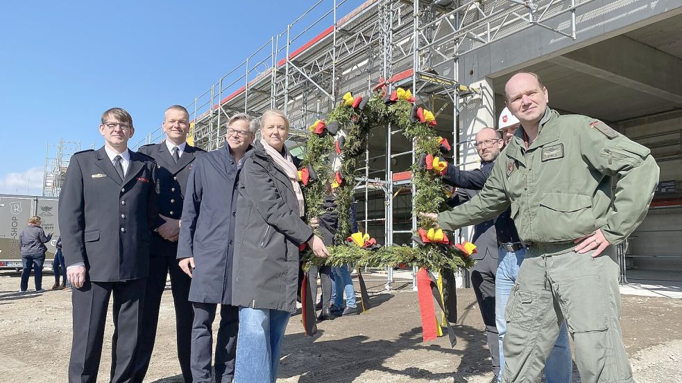 Maike Middelkampf, Leiterin des Staatlichen Baumanagements Region Nord-West, und der stellvertretende Richthofen-Kommodore Manuel Last (rechts) vor dem Aufhängen der Richtkrone. Foto: Imke Oltmanns