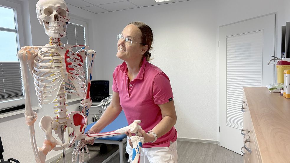 Dr. Solveig Lerch ist auf Hüfterkrankungen spezialisiert. In ihrer Praxis im Ärztehaus nimmt sie kleinere Eingriffe unter örtlicher Betäubung vor. Aufwendigere Operationen führt sie im Krankenhaus durch. Foto: Susanne Ullrich