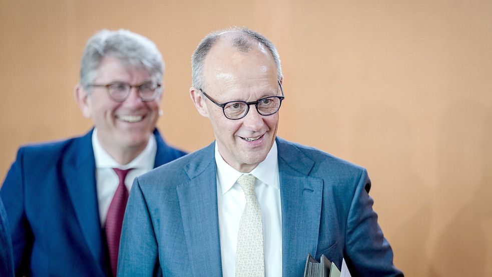 Wegen hoher Sicherheitsvorkehrungen für den Besuch von Bundeskanzler Friedrich Merz (CDU) in Emden ist an Schulen früher unterrichtsfrei. Foto: Kay Nietfeld/dpa
