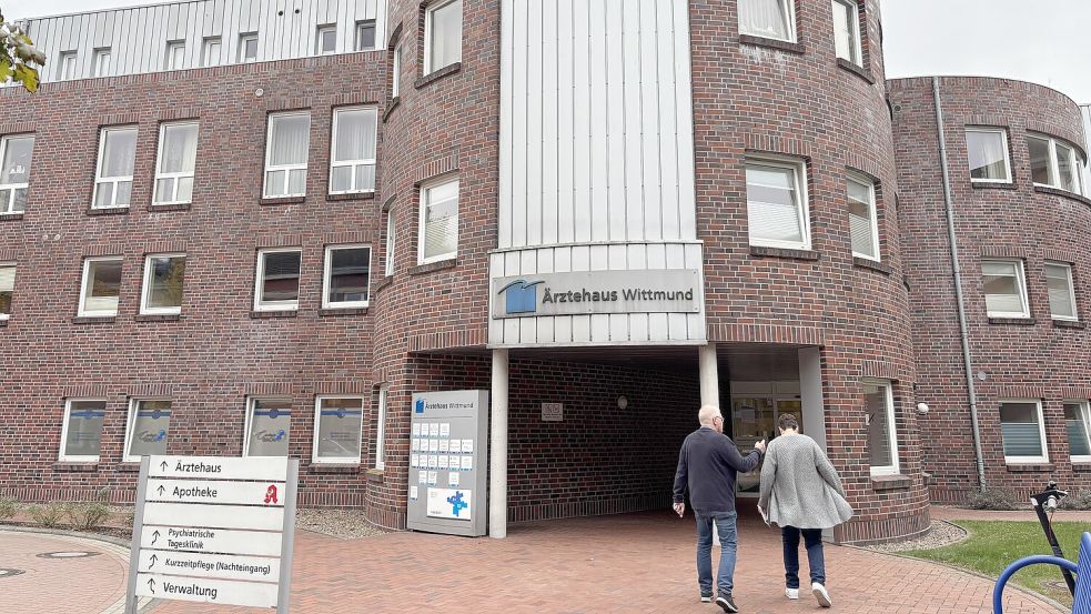Das Angebot im Ärztehaus am Krankenhaus Wittmund mit dem MVZ soll die ambulante fachärztliche Versorgung sicherstellen. Jetzt aber fehlt mit dem Aus der psychiatrischen Praxis ein wichtiger Baustein. Foto: Susanne Ullrich/Archiv