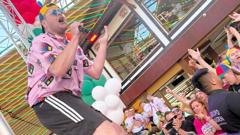 Frank Weber aus Strackholt als „Dr. Charly“ bei seinem Auftritt am Mittwoch, 15. April 2026, im Bierkönig auf Mallorca. Foto: Privat