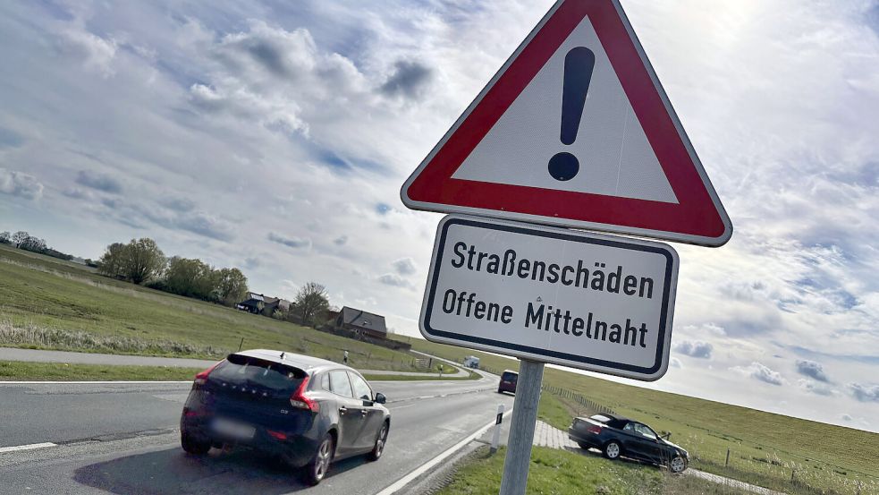 Die Straße zwischen Emden und Leer in Höhe Terborg ist ramponiert. Seit einigen Tagen muss man dort das Tempo drosseln. Foto: Karin Lüppen