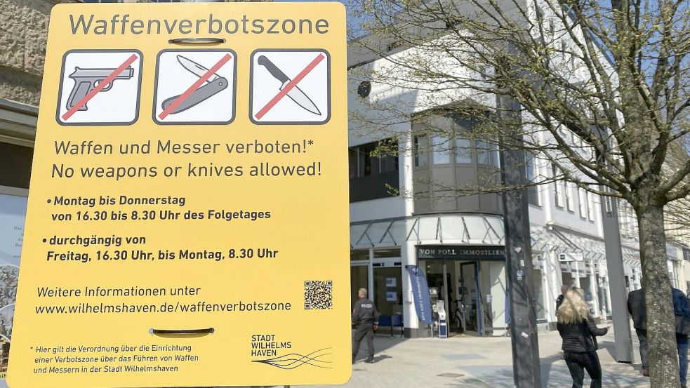 Das erste Waffenverbotszonenschild steht in Wilhelmshaven am Eingang zur Fußgängerzone. Foto: Imke Oltmanns