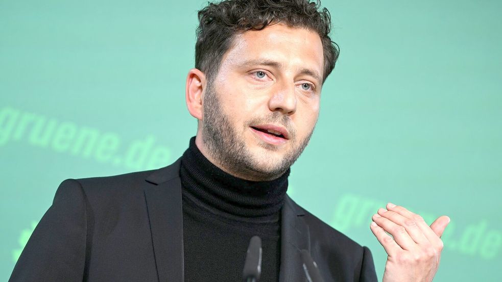 Der Bundesvorsitzende der Grünen, Felix Banaszak, wird in Emden zum Landesparteitag erwartet. Foto: Lilli Förter/dpa