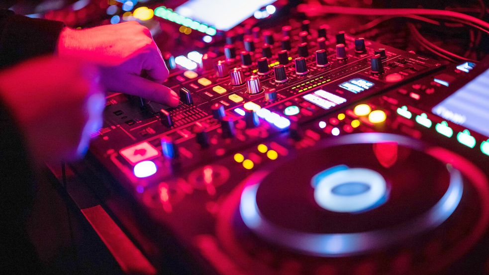 Day Clubbing – das ist am Sonntag in Papenburg möglich. Zwei DJs legen im Güterbahnhof auf. Symbolfoto: Matthias Balk/DPA