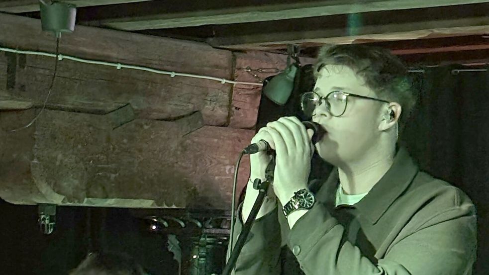 Marvin Tapper – hier bei einem Auftritt im Zollhaus in Leer – singt am Sonnabend im DOC in Emden. Foto: Vivien Buntjer/Archiv