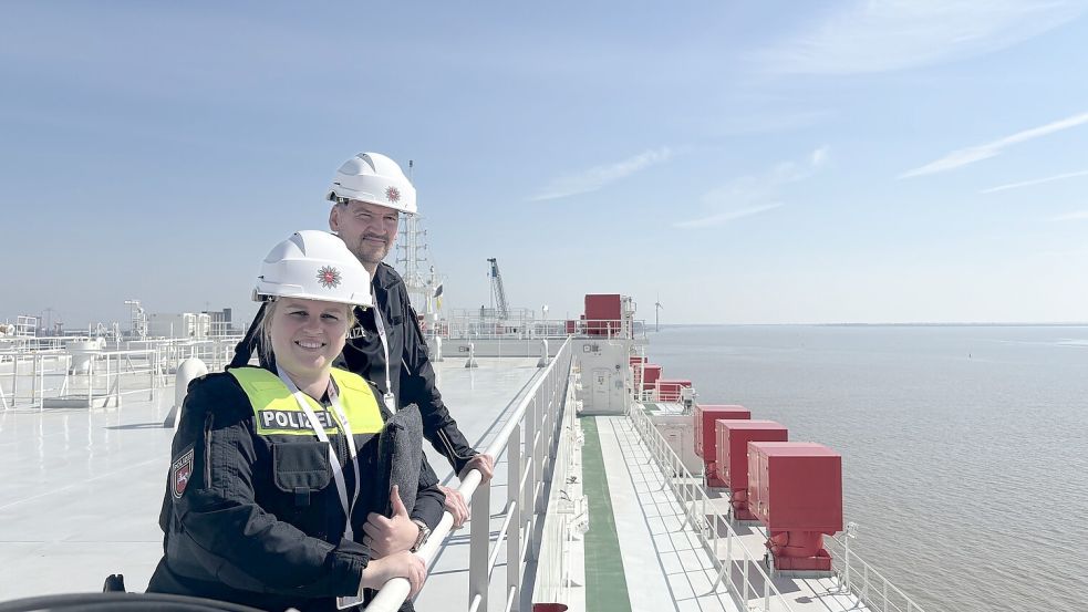 Ellena Erdwiens und Andreas Folkers an Bord der „Ocean Legacy“ im Emder Außenhafen. Foto: Hannah Weiden