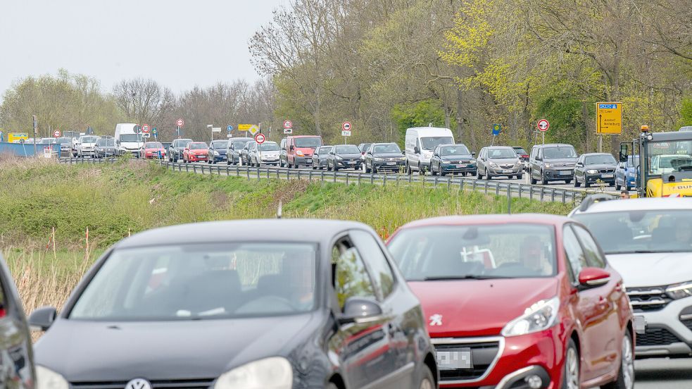 Durch die Bauarbeiten bei der Ledabrücke kam es bereits zu Verzögerungen. Foto: Klaus Ortgies/Archiv