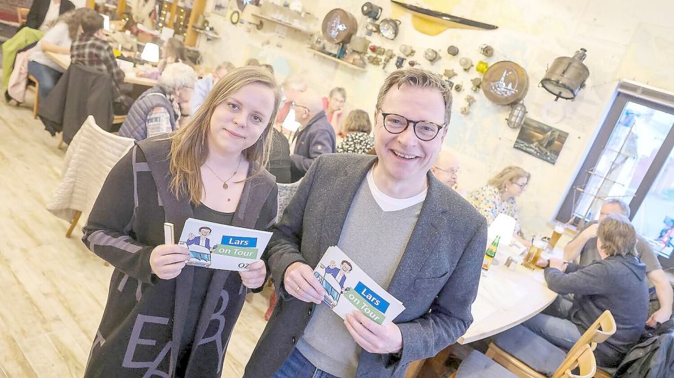 Ulrike Grensemann (links) und Chefredakteur Lars Reckermann (rechts) moderierten das erste Kneipenquiz in Weener. Foto: Hock
