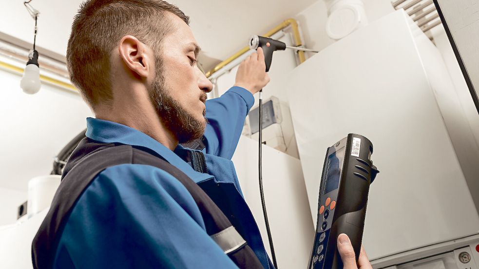 Jedes Gerät hat seine eigene Geschichte: Ein Techniker prüft die Gasversorgung. Foto: EWE AG