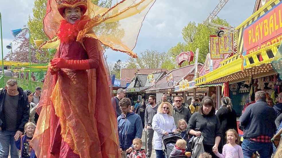 Auch die Stelzenläufer werden auf dem diesjährigen Johannimarkt wieder zu sehen sein. Foto: Stadt Weener